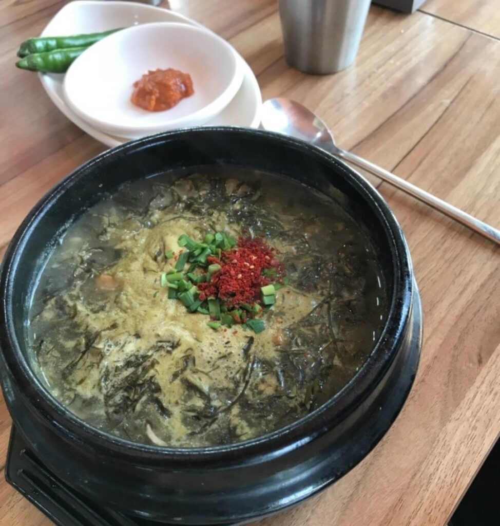 꽁순이네 애월 제주_제주시__몸국 (사진: 한국관광공사)