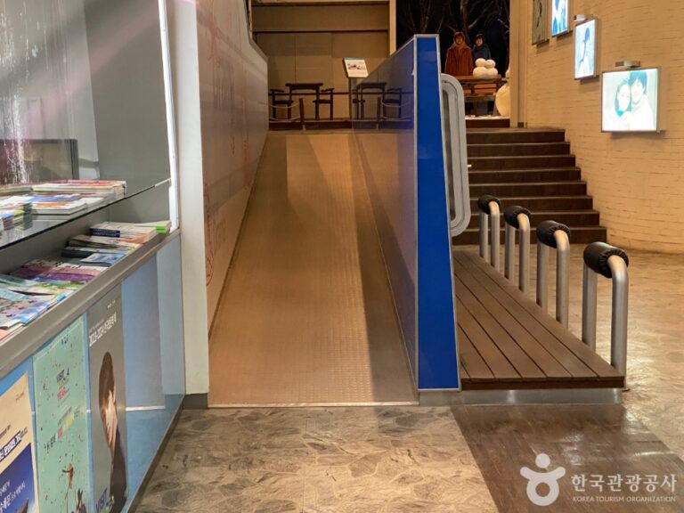 향토공예관 춘천 외관 (사진: 한국관광공사)