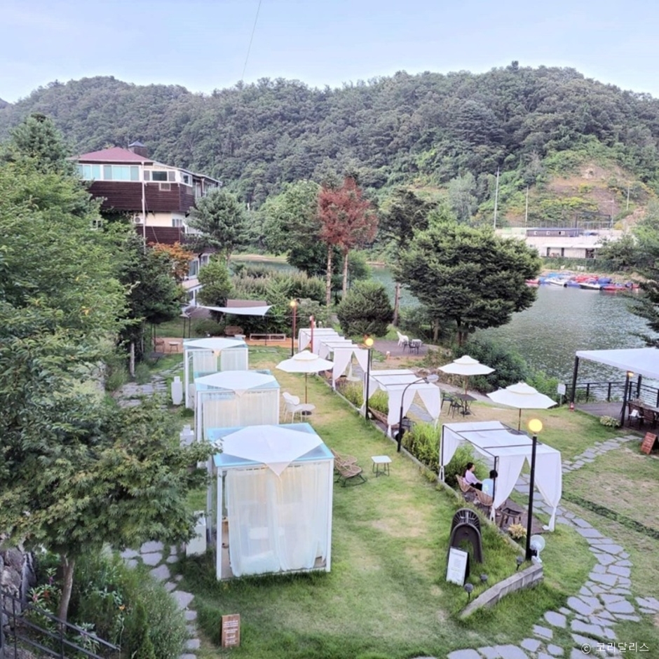 코리달리스 가평 _잔디밭 (사진: 한국관광공사)