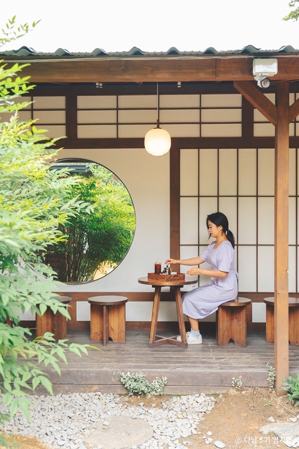틈(TEUM) 군산 틈_이국적인 야외 테이블 (사진: 한국관광공사)