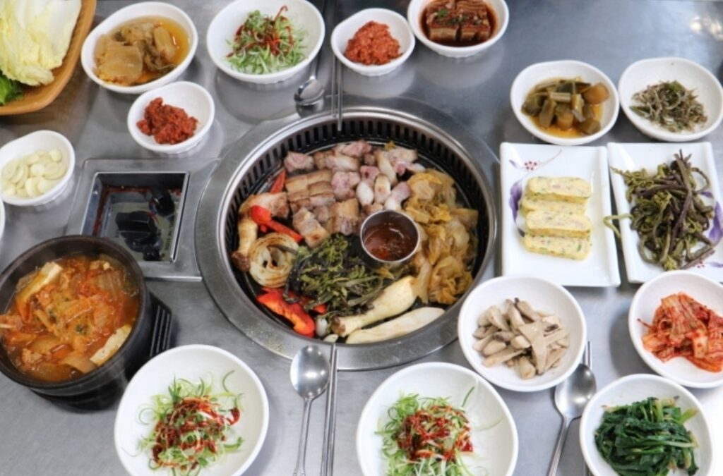 봉성식당 제주 제주_제주시__상차림 (사진: 한국관광공사)