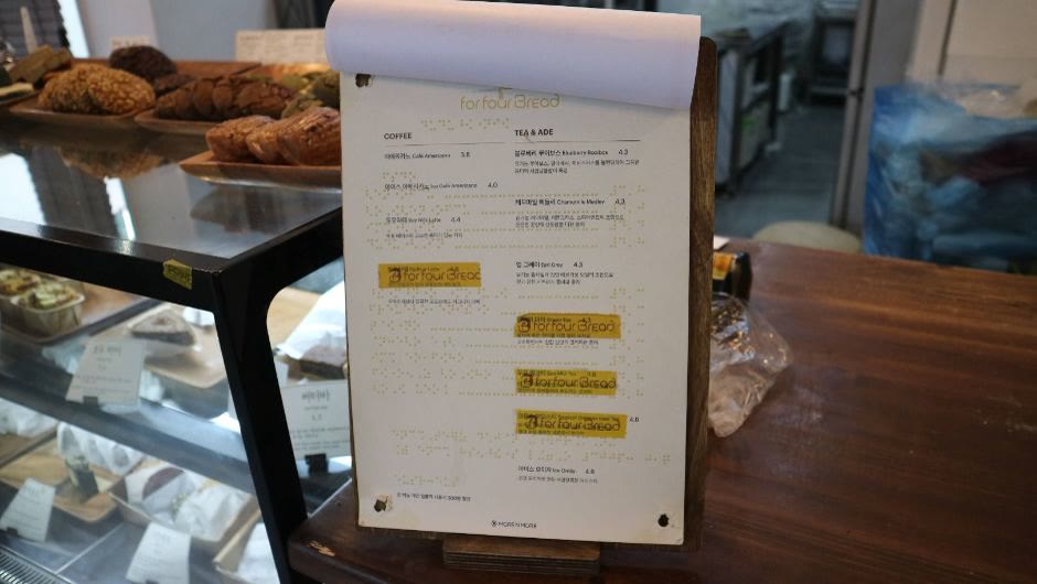 포포브레드 마포 _계산대 시각장애인 점자메뉴판 (사진: 한국관광공사)