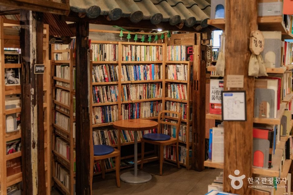 문발리헌책방골목 블루박스 파주 파주_북카페 블루박스 (4) (사진: 한국관광공사)