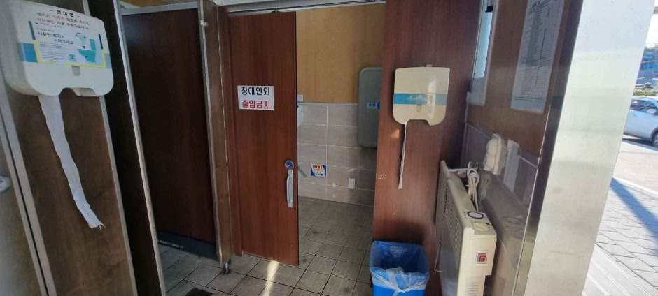 등대생선구이 속초 _장애인화장실 (사진: 한국관광공사)