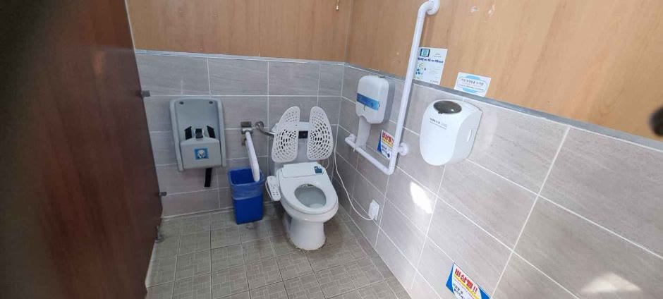 등대생선구이 속초 _장애인화장실 (사진: 한국관광공사)