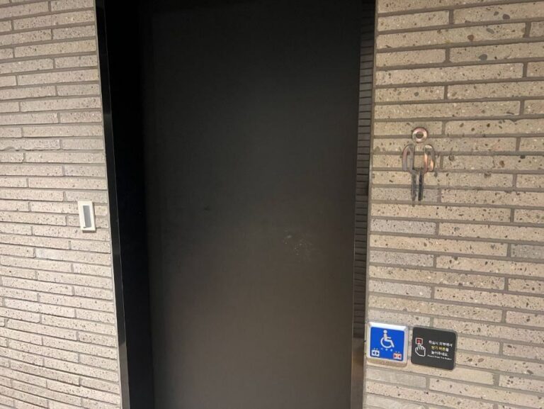 식물학 아이파크몰점 용산 카페식물학_장애인화장실입구 (사진: 한국관광공사)